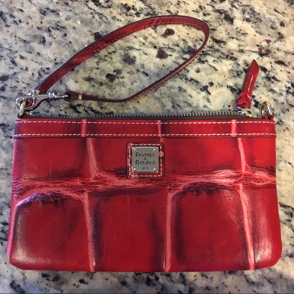 🐊Dooney & Bourke Large Croc embossed Wristlet 🐊